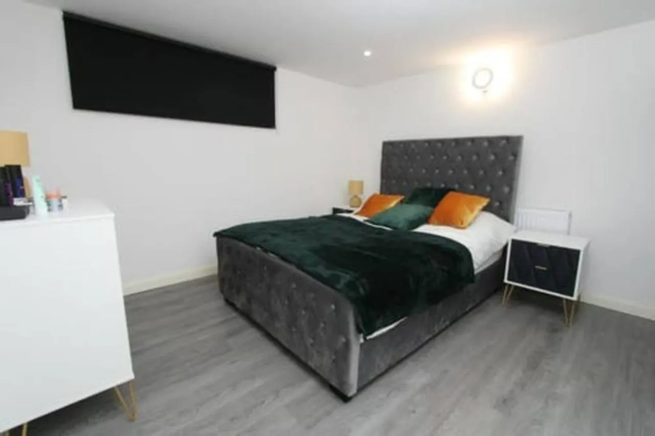 2 Bed Basement Apartment Short Term Rental & Flexible Renting Shoreditch With Free Wifi ! 0*, London