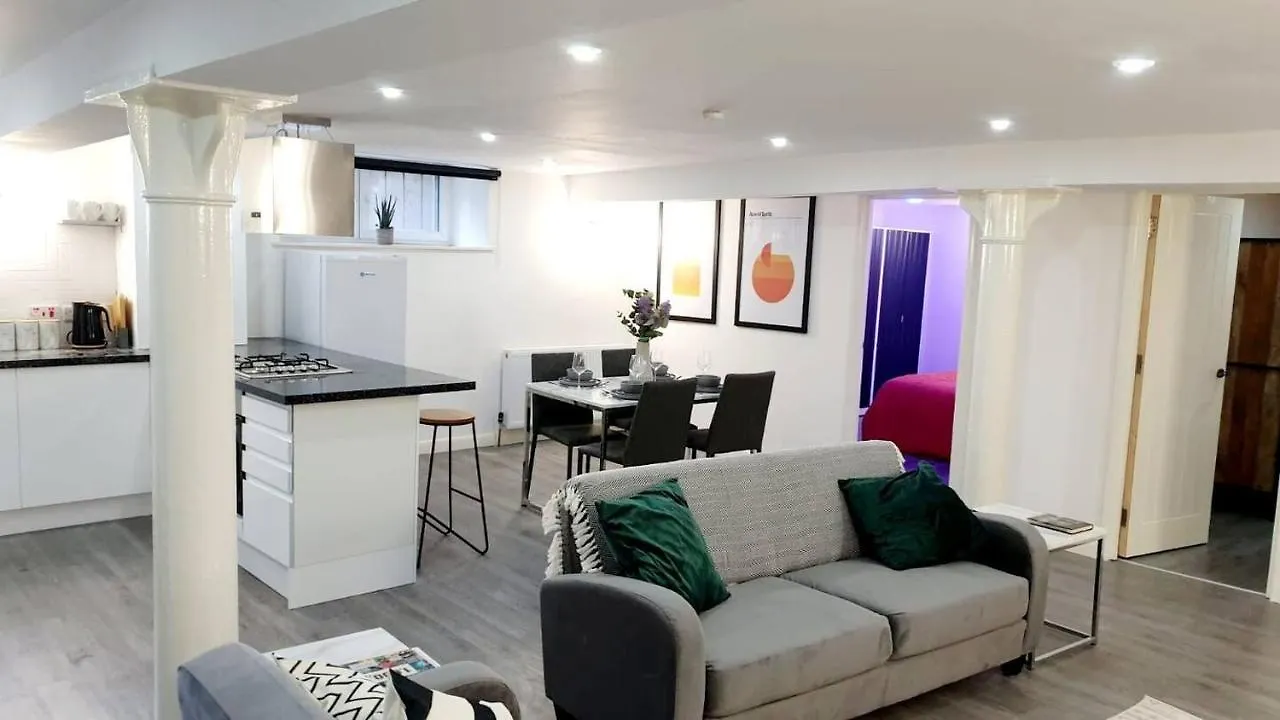 2 Bed Basement Apartment Short Term Rental & Flexible Renting Shoreditch With Free Wifi !  London