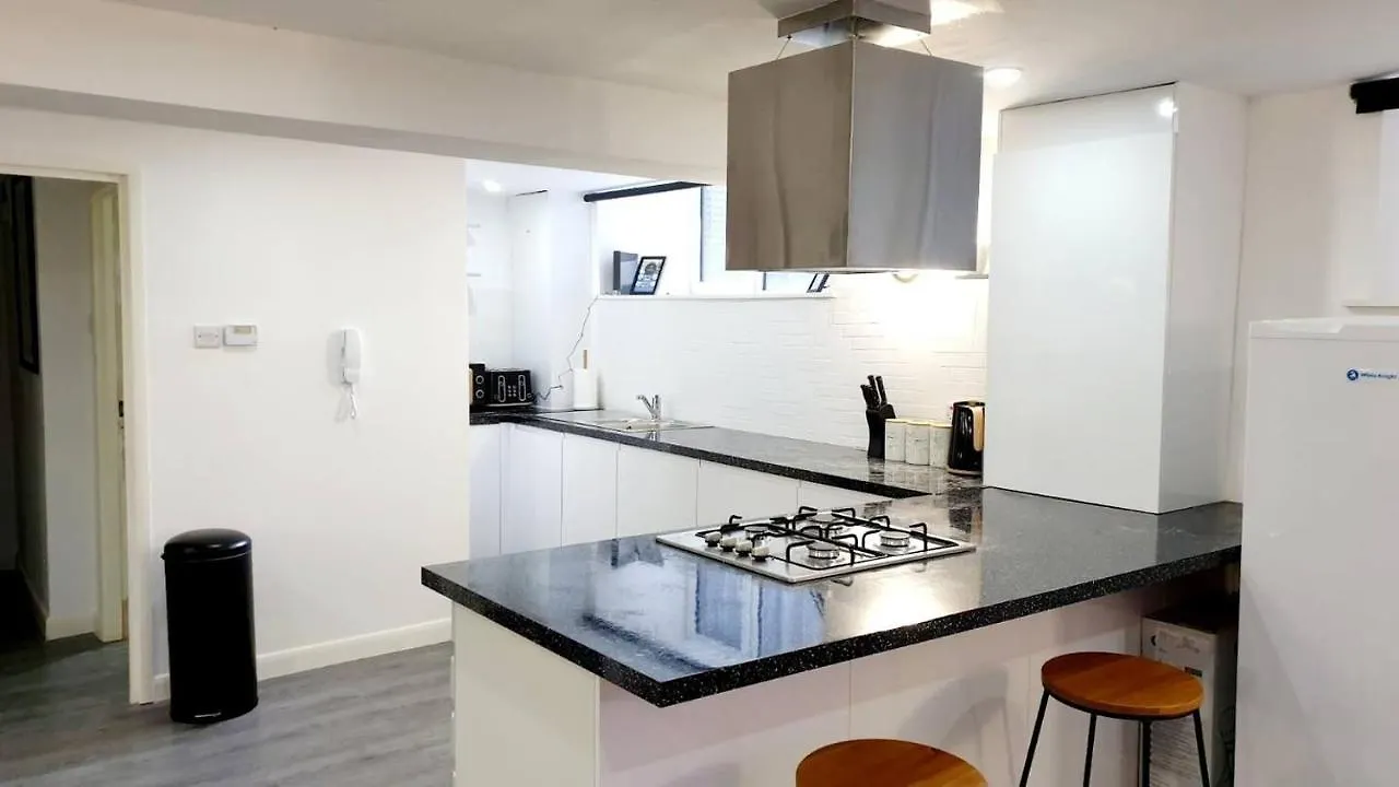 2 Bed Basement Apartment Short Term Rental & Flexible Renting Shoreditch With Free Wifi !