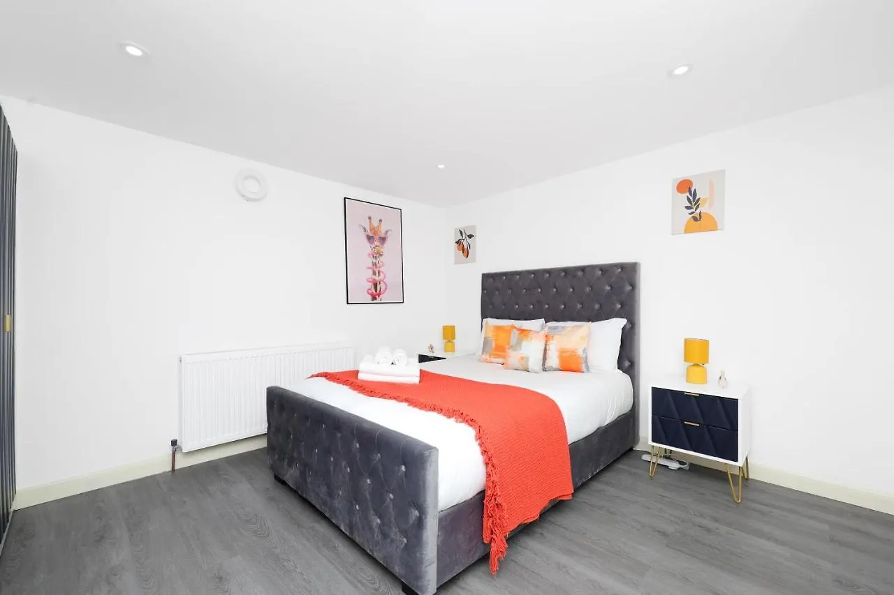 2 Bed Basement Apartment Short Term Rental & Flexible Renting Shoreditch With Free Wifi ! 0*, London United Kingdom