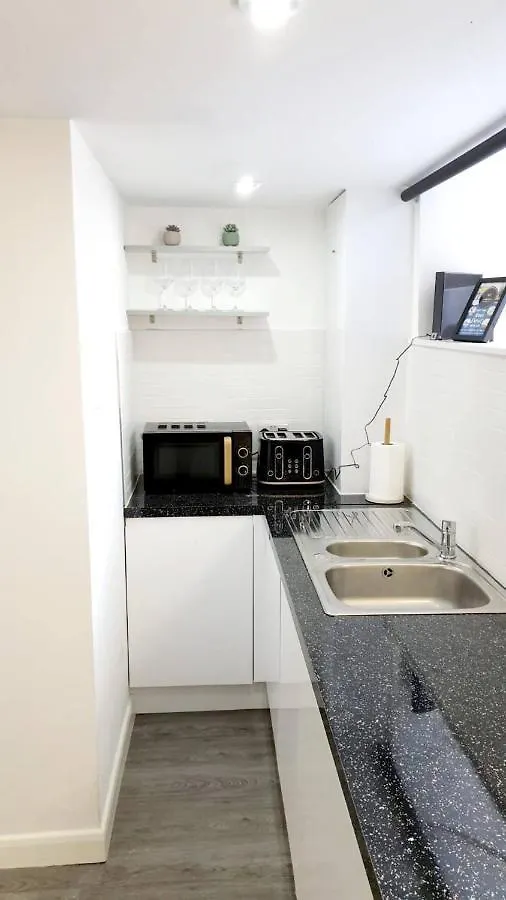 2 Bed Basement Apartment Short Term Rental & Flexible Renting Shoreditch With Free Wifi ! 0*, London