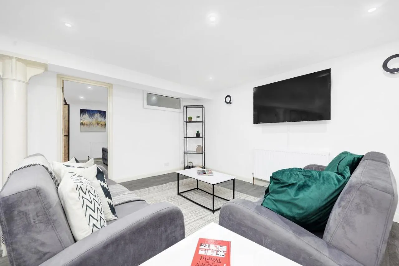 2 Bed Basement Apartment Short Term Rental & Flexible Renting Shoreditch With Free Wifi !