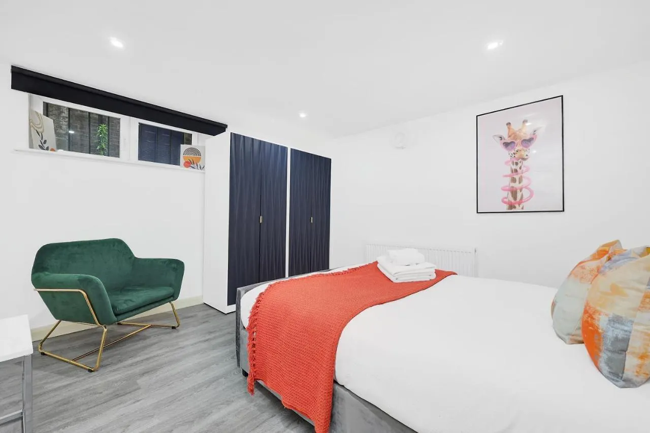 2 Bed Basement Apartment Short Term Rental & Flexible Renting Shoreditch With Free Wifi !