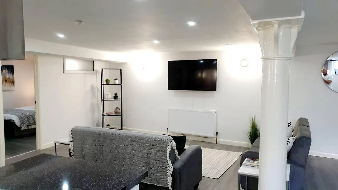 2 Bed Basement Apartment Short Term Rental & Flexible Renting Shoreditch With Free Wifi !
