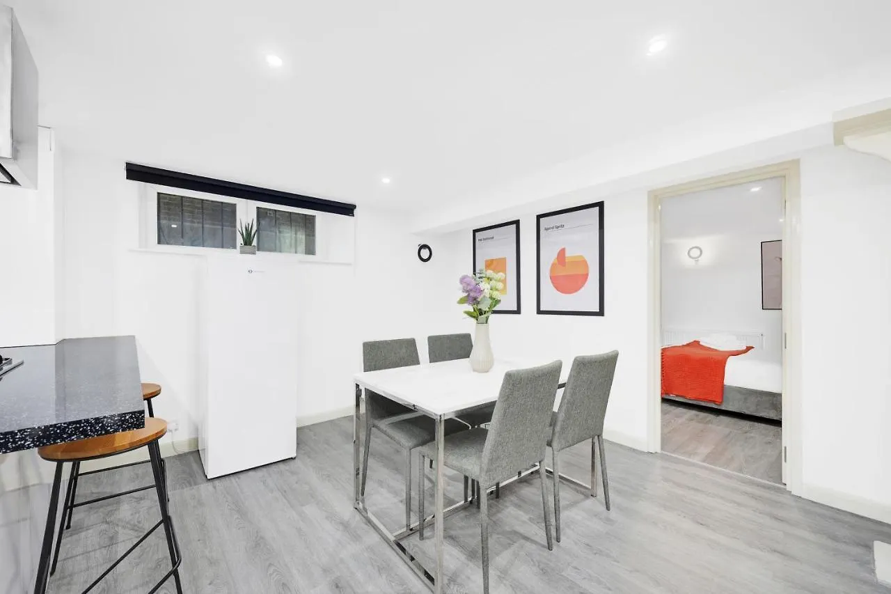 2 Bed Basement Apartment Short Term Rental & Flexible Renting Shoreditch With Free Wifi !
