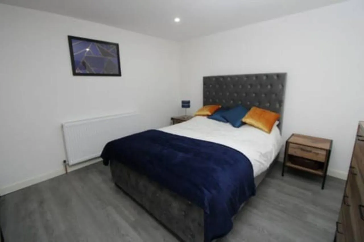 2 Bed Basement Apartment Short Term Rental & Flexible Renting Shoreditch With Free Wifi ! 0*, London United Kingdom