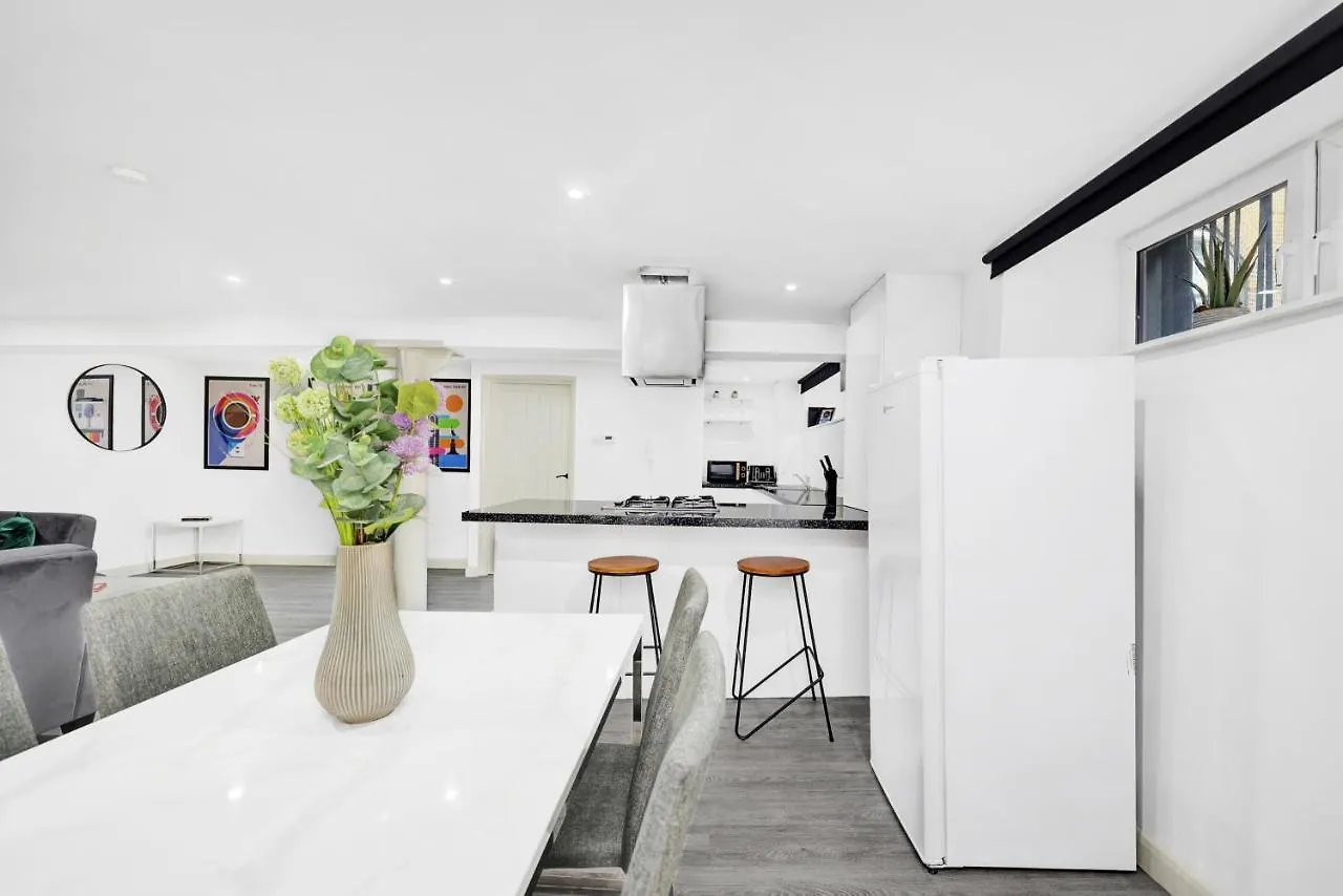 2 Bed Basement Apartment Short Term Rental & Flexible Renting Shoreditch With Free Wifi !